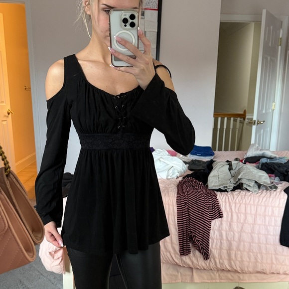 Elegant Black Cold Shoulder Blouse - Picture 1 of 3